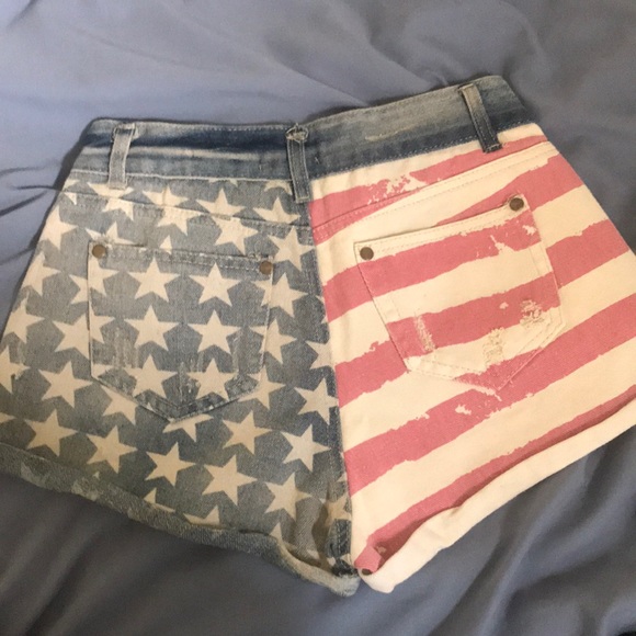 NWT Dainty Hooligan Distressed Patriotic Shorts - Picture 2 of 2